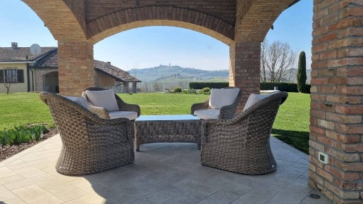 Foto Villa unifamiliare a Calosso di 439 m² con 12 locali in vendita
