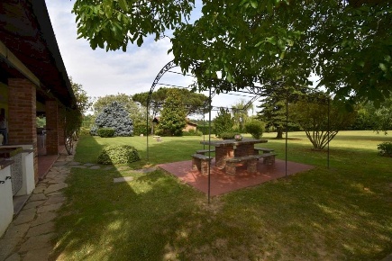 Foto Villa unifamiliare a Quattordio Centro di 479 m² con 13 locali