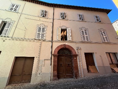 Foto Appartamento a Esanatoglia Centro di 151 m² con 6 locali in vendita