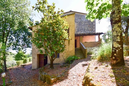 Foto Villa unifamiliare a Monticiano di 127 m² con 6 locali in vendita