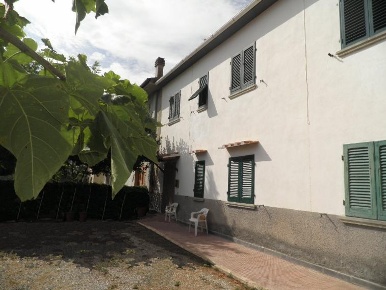 Foto Appartamento a Riparbella di 100 m² con 5 locali in vendita