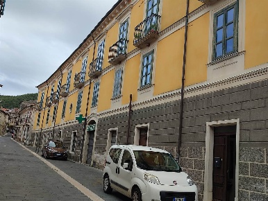 Foto Appartamento a San Pietro al Tanagro di 100 m² con 5 locali in vendita