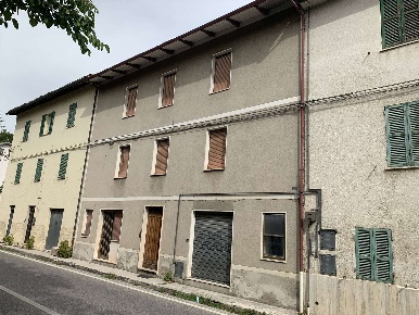 Foto Appartamento a Fiuminata Massa di 90 m² con 6 locali in vendita