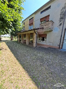 Foto Villa bifamiliare a San Giovanni del Dosso di 300 m² con 10 locali