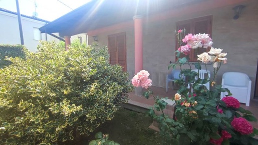 Foto Villa unifamiliare a Santa Giuletta Centro di 270 m² con 8 locali