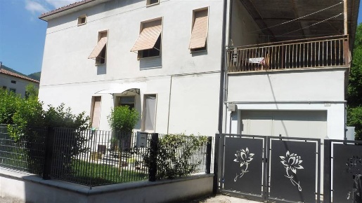 Foto Appartamento a Esanatoglia Centro di 125 m² con 6 locali in vendita