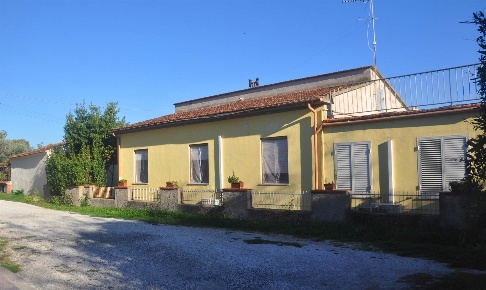 Foto Appartamento in Via Roma, Castellina Marittima di 145 m² con 6 locali