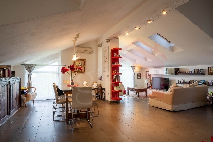 Foto Appartamento in Via Sant'Angelo  20, Valera Fratta di 220 m²
