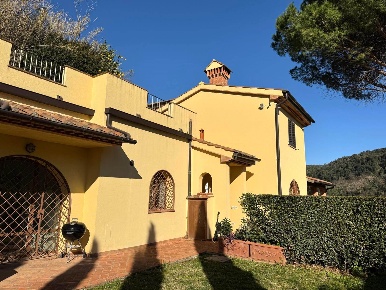 Foto Appartamento a Riparbella di 380 m² con 5 locali in vendita