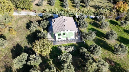 Foto Villa unifamiliare a Rapino Pretara di 295 m² con 8 locali in vendita