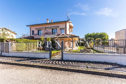 Foto Villa bifamiliare in Via tamburino sardo 14, Bussolengo di 205 m²
