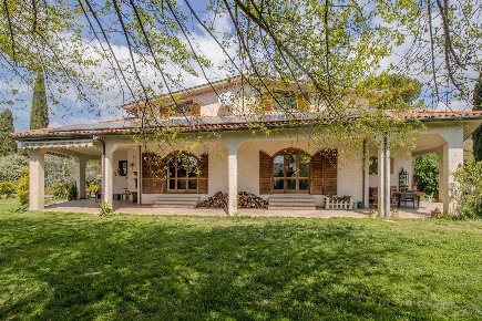 Foto Villa unifamiliare a Castelnuovo di Farfa di 512 m² con 20 locali