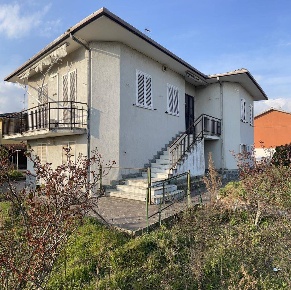Foto Villa unifamiliare a Ottobiano di 187 m² con 9 locali in vendita