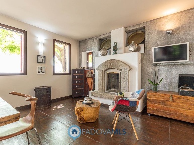 Foto Villa unifamiliare a Arquà Petrarca di 350 m² con 7 locali in vendita