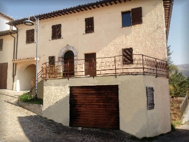 Foto Appartamento a Serravalle di Chienti Corgneto di 500 m² con 10 locali