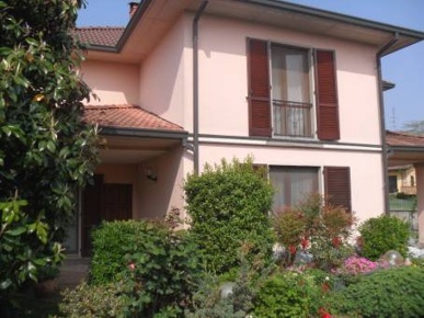 Foto Villa bifamiliare a Mezzanino Centro di 315 m² con 15 locali