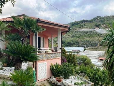 Foto Villa unifamiliare a San Biagio della Cima di 200 m² con 7 locali