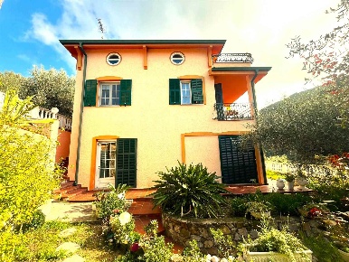 Foto Villa unifamiliare a Vallebona di 278 m² con 9 locali in vendita