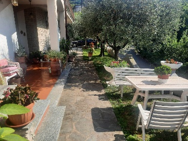 Foto Villa bifamiliare a Calice al Cornoviglio di 200 m² con 8 locali