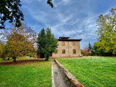 Foto Appartamento a Monticiano Centro di 462 m² con 12 locali in vendita