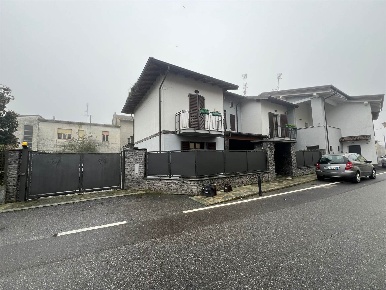 Foto Villa unifamiliare a Parona di 251 m² con 6 locali in vendita