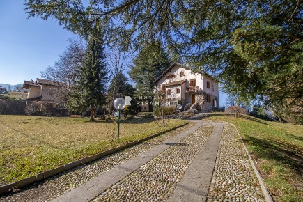 Foto Villa unifamiliare in Via XXV Aprile, Cremeno Centro di 350 m²