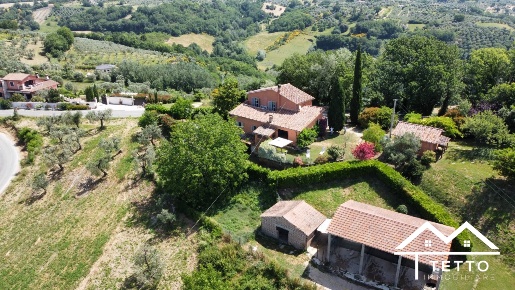 Foto Villa unifamiliare a Torri in Sabina di 210 m² con 7 locali in affitto