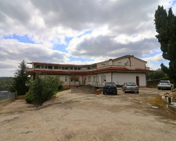 Foto Villa unifamiliare a Fara Filiorum Petri di 3572 m² con 25 locali