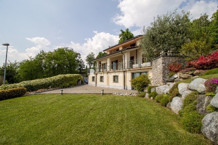 Foto Villa unifamiliare in Via Milano, Ello di 390 m² con 5 locali