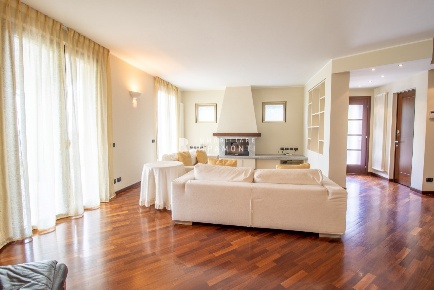 Foto Villa unifamiliare in Via Della Boggia, Ello di 400 m² con 8 locali
