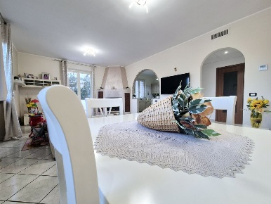 Foto Villa unifamiliare a Cugnoli Centro di 350 m² con 10 locali in vendita