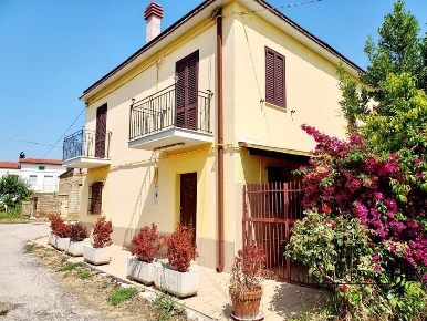 Foto Villa unifamiliare a Giuliano Teatino Centro di 200 m² con 6 locali