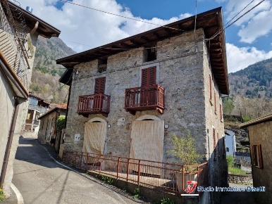 Foto Villa unifamiliare in Via Santa Croce, Sonico Centro di 260 m²