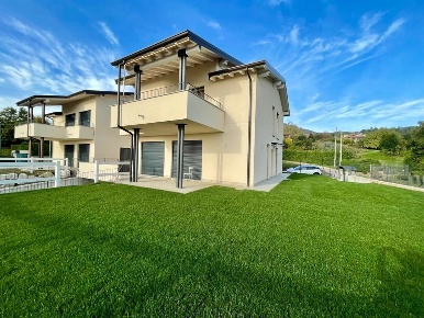 Foto Villa unifamiliare in Via Matteotti, Barasso di 240 m² con 4 locali