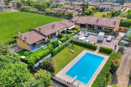 Foto Villa unifamiliare a Moniga del Garda di 120 m² con 5 locali