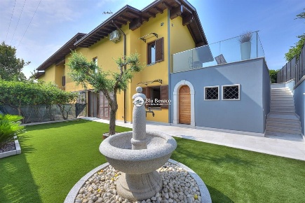 Foto Villa unifamiliare a Moniga del Garda di 120 m² con 5 locali