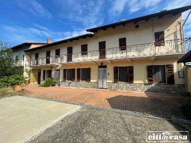 Foto Villa bifamiliare a Brusasco Centro di 376 m² con 9 locali in vendita