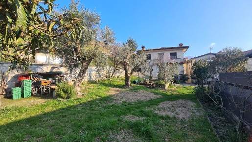 Foto Villa unifamiliare a Monte Isola di 160 m² con 8 locali in vendita
