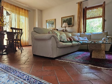 Foto Villa unifamiliare a Londa Centro di 200 m² con 8 locali in vendita