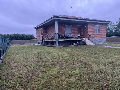 Foto Villa unifamiliare a Solero di 220 m² con 6 locali in vendita