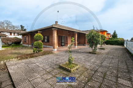 Foto Villa unifamiliare in via Lorini, Roncaro Centro di 240 m² in vendita