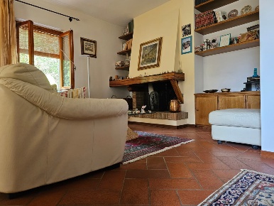 Foto Villa unifamiliare a Londa Centro di 200 m² con 8 locali in vendita