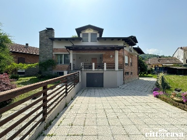 Foto Villa unifamiliare a Brusasco Centro di 300 m² con 9 locali in vendita