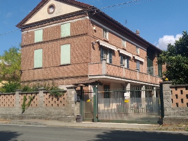 Foto Villa bifamiliare a Casal Cermelli di 300 m² con 9 locali in vendita