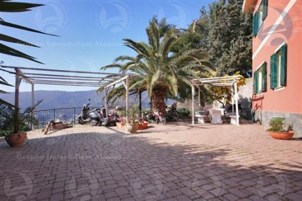 Foto Villa unifamiliare a Laigueglia di 140 m² con 5 locali in vendita