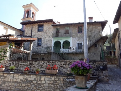 Foto Appartamento in Via Senzano, Monte Isola di 150 m² con 7 locali