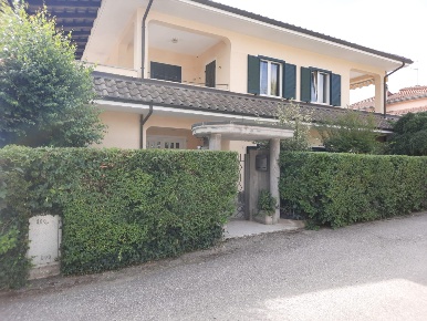 Foto Villa unifamiliare a Pecetto di Valenza di 300 m² con 9 locali