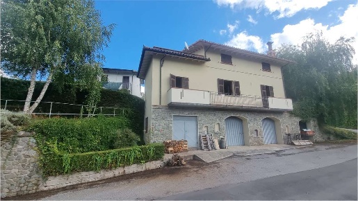 Foto Villa unifamiliare in Via del centro, Minucciano di 300 m² in vendita