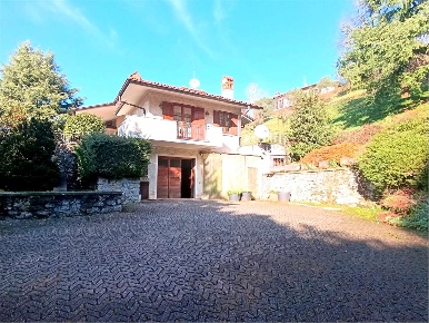 Foto Villa unifamiliare in vi filatoio 5, Ello di 320 m² con 5 locali