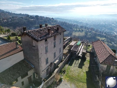 Foto Appartamento in Via Manzoni, Castelmarte Centro di 284 m² con 6 locali